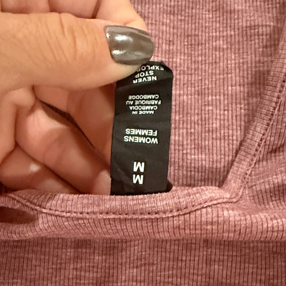 The North Face Women's Short Sleeve Tee with Scoop Back - Picture 4 of 5